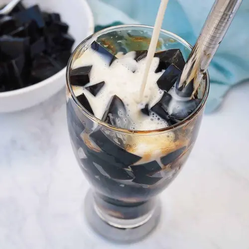 Grass Jelly Coconut Milk