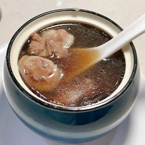 Eucommia Ulmoides Black Bean And Pig Tail Soup